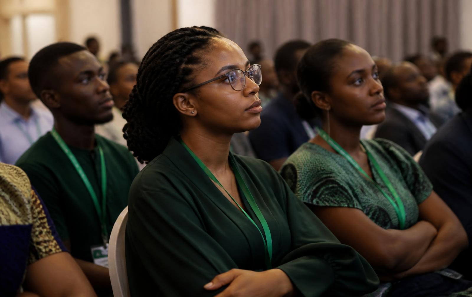 Des participants attentifs lors d'une rencontre THE CLICK