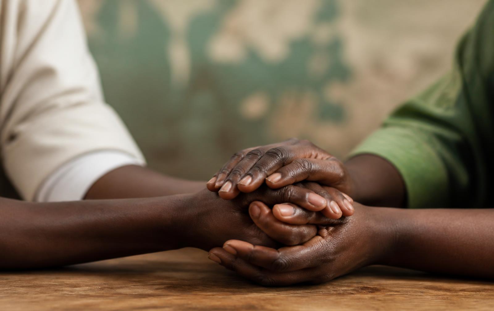Deux mains jointes en signe de soutien